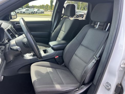 Used 2019 Jeep Grand Cherokee Laredo RWD image 18