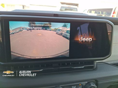 Used 2024 Jeep Wrangler Unlimited Sahara AWD/4WD image 11