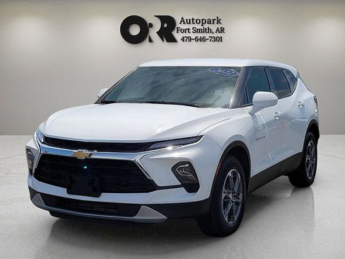 Used 2025 Chevrolet Blazer LT AWD/4WD image 2