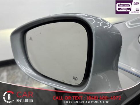 Used 2022 Chrysler Pacifica Touring-L image 54