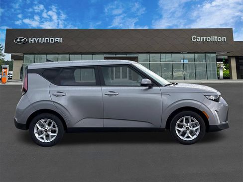 Used 2025 Kia Soul LX w/ LX Technology Package FWD image 4