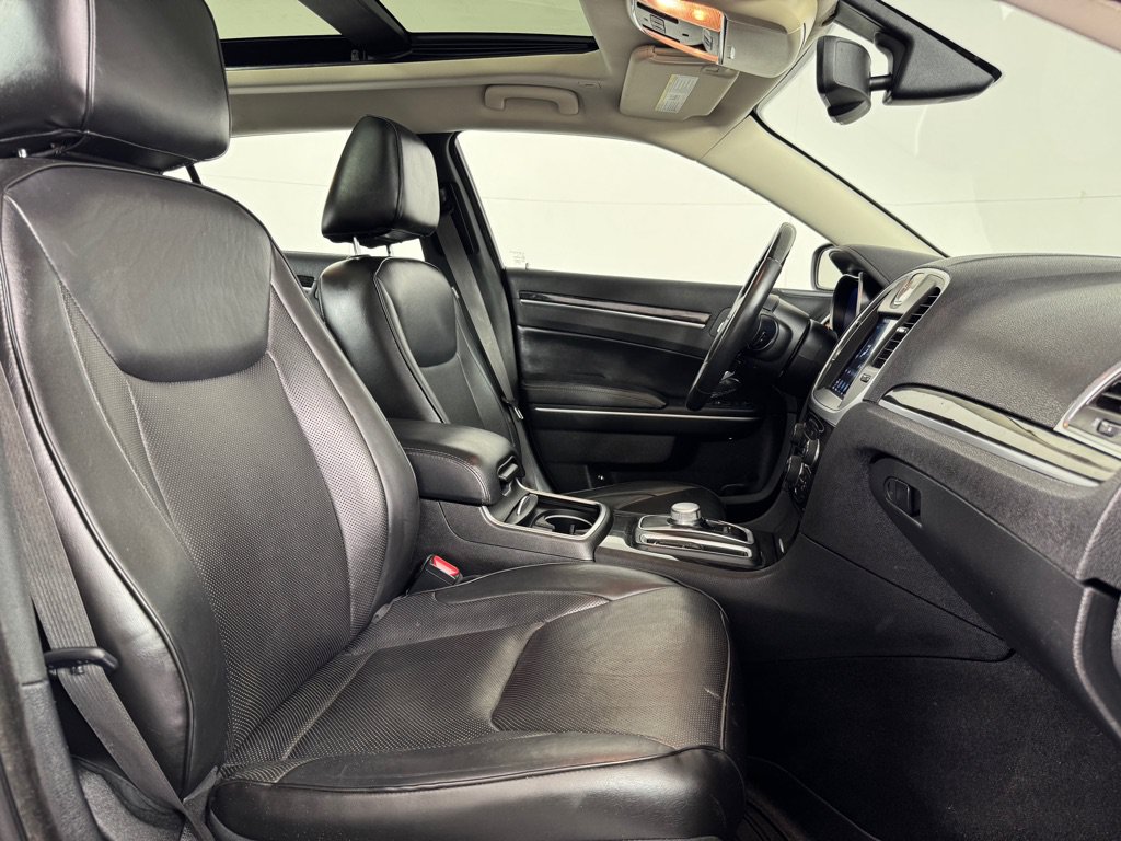 Used 2019 Chrysler 300 Limited AWD/4WD image 43