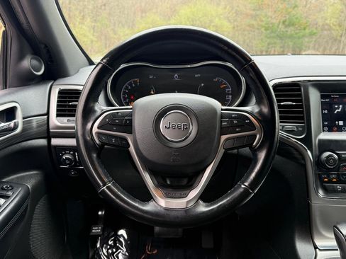 Used 2020 Jeep Grand Cherokee Laredo AWD/4WD image 17
