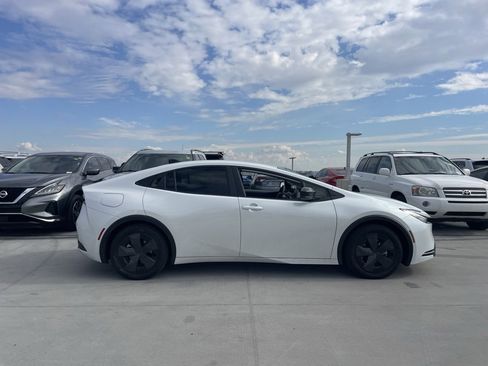Used 2026 Toyota Prius Plug-In Hybrid image 3