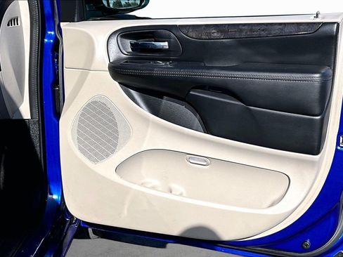 Used 2018 Dodge Grand Caravan SE w/ UConnect Hands-Free Group FWD image 18
