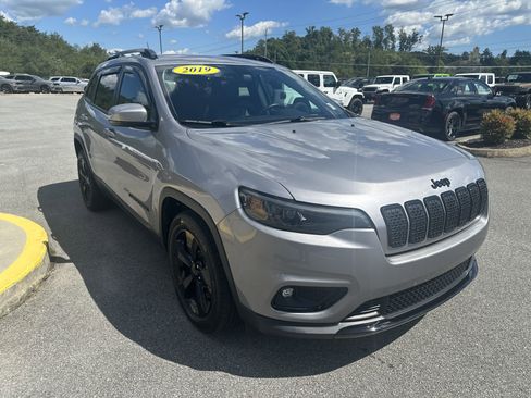 Used 2019 Jeep Cherokee Latitude Plus image 4