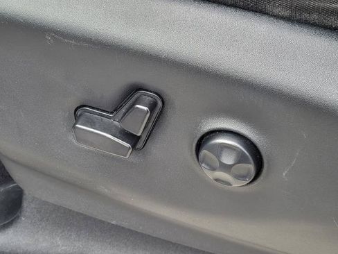 Used 2023 Chrysler Voyager LX FWD image 9