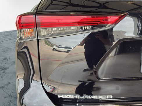 Used 2021 Toyota Highlander Platinum FWD image 42