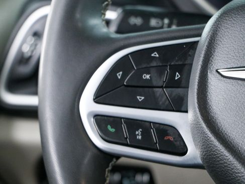 Used 2022 Chrysler Pacifica Touring-L FWD image 13