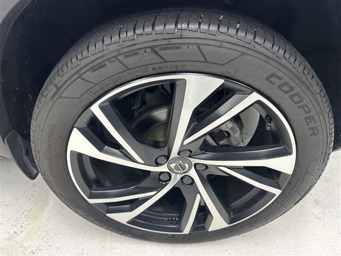 Used 2022 Volvo XC40 T5 R-Design w/ Climate Package image 17