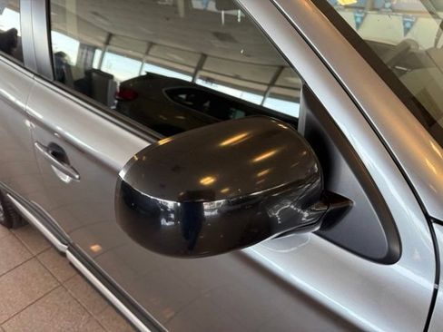 Used 2020 Mitsubishi Outlander ES FWD image 12