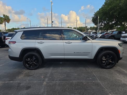 Used 2023 Jeep Grand Cherokee L Laredo RWD image 8