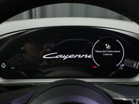 Certified 2025 Porsche Cayenne AWD/4WD image 12