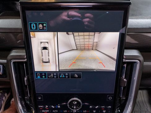 Used 2025 GMC Yukon Elevation w/ Elevation Premium Package AWD/4WD image 23