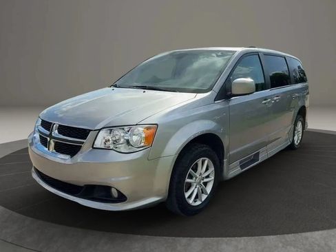 Used 2019 Dodge Grand Caravan SXT FWD image 4