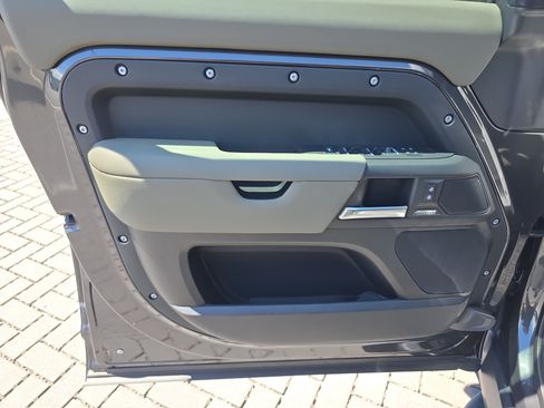 Certified 2025 Land Rover Defender 110 X-Dynamic SE AWD/4WD image 18