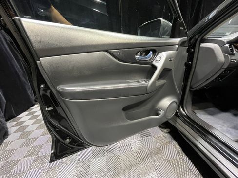 Used 2018 Nissan Rogue SL w/ Premium Package image 13