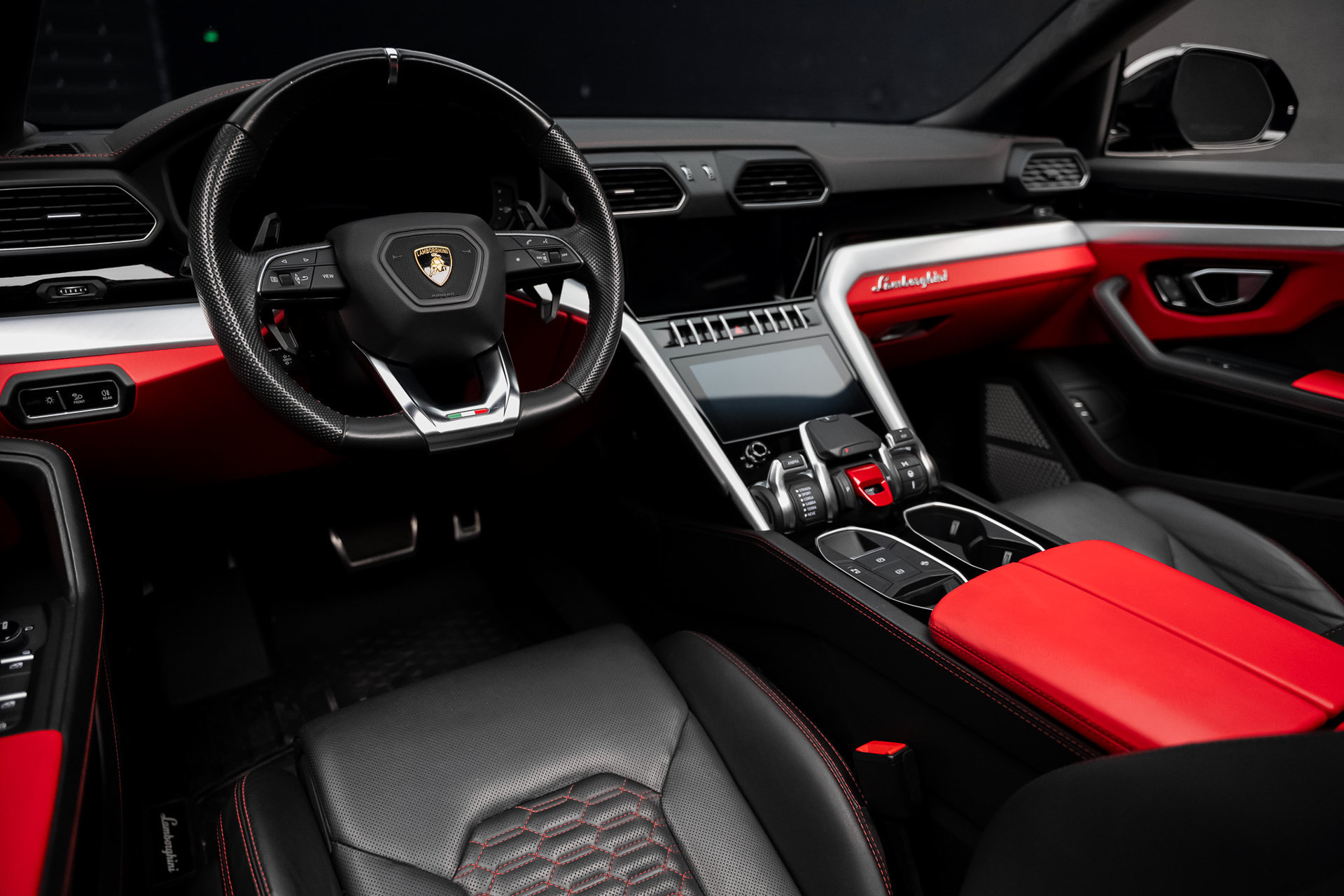 Used 2022 Lamborghini Urus AWD/4WD image 2