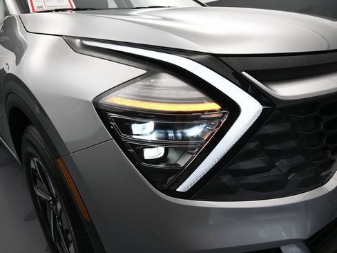 Used 2025 Kia Sportage LX image 35