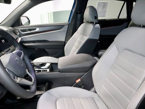 Used 2025 Volkswagen Atlas Cross Sport SEL R-Line image 24