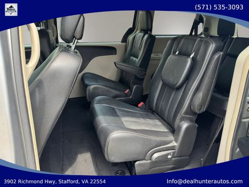 Used 2016 Chrysler Town & Country Touring FWD image 13