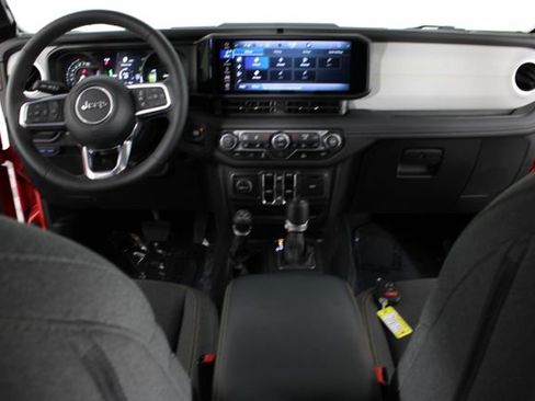 Used 2025 Jeep Wrangler Unlimited Sahara AWD/4WD image 9