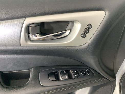 Used 2019 Nissan Pathfinder SL FWD image 14
