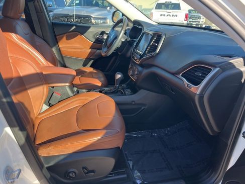 Certified 2019 Jeep Cherokee Overland image 11