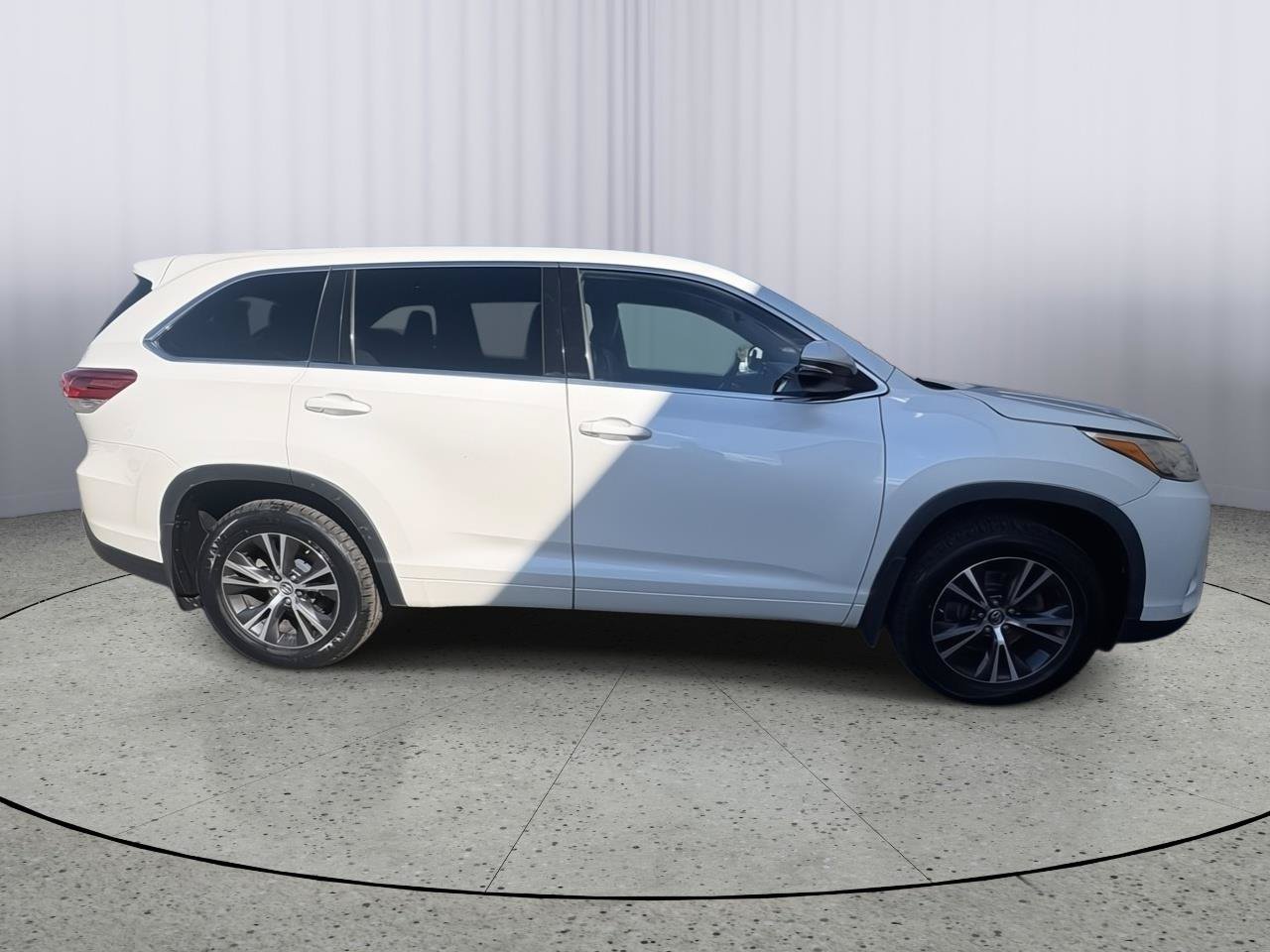 Used 2018 Toyota Highlander Plus AWD/4WD image 6