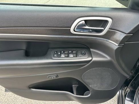 Used 2018 Jeep Grand Cherokee Limited AWD/4WD image 19