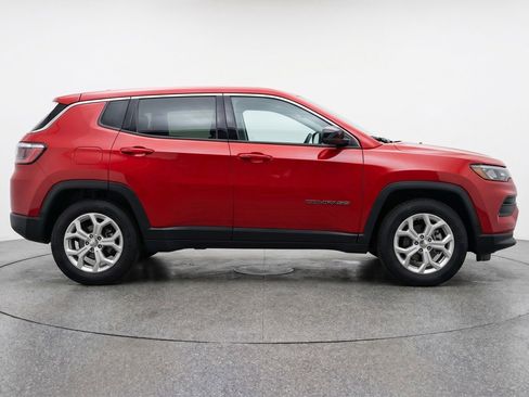 Used 2025 Jeep Compass Latitude AWD/4WD image 11