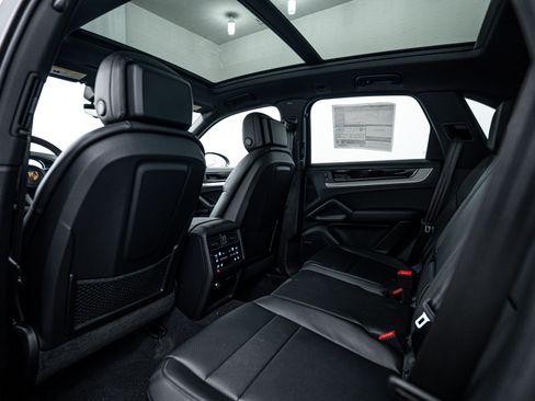 Certified 2025 Porsche Cayenne image 21