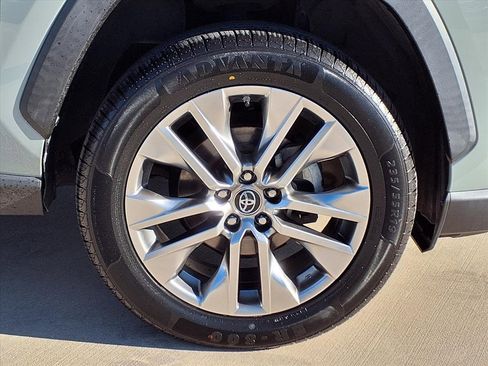 Used 2019 Toyota RAV4 XLE Premium image 9