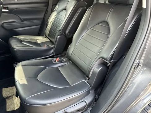 Used 2021 Toyota Highlander XLE AWD/4WD image 24