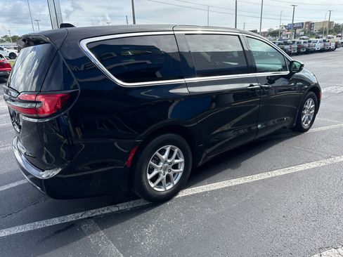 Used 2024 Chrysler Pacifica Touring-L FWD image 3