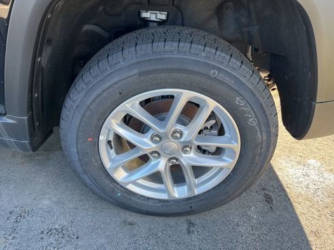 New 2025 Jeep Grand Cherokee Laredo X image 6