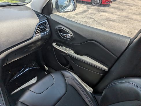 Used 2019 Jeep Cherokee Latitude Plus AWD/4WD image 19