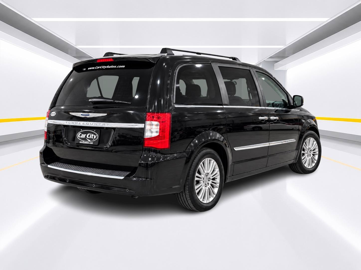 Used 2016 Chrysler Town & Country Touring-L FWD image 5