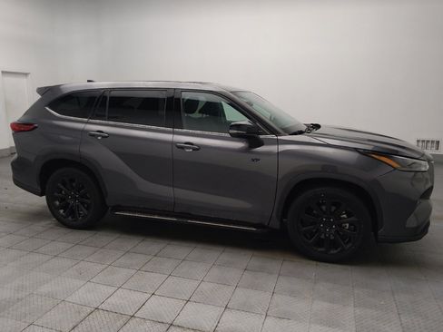 Used 2022 Toyota Highlander L FWD image 11