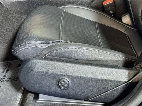 Used 2025 Mercedes-Benz GLC 350e 4MATIC image 18