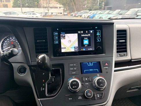 Used 2016 Toyota Sienna XLE image 39