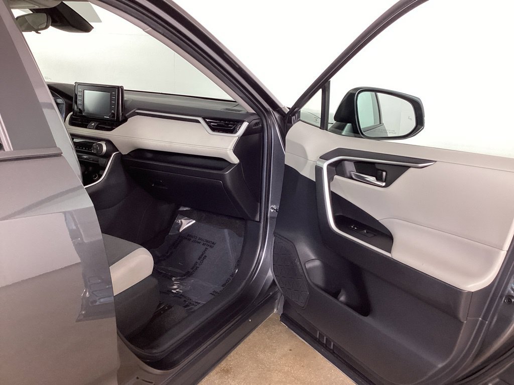Used 2021 Toyota RAV4 XLE AWD/4WD image 22
