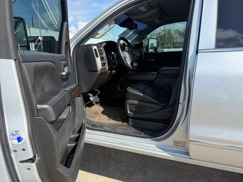 Used 2017 GMC Sierra 2500 Denali w/ Duramax Plus Package image 9