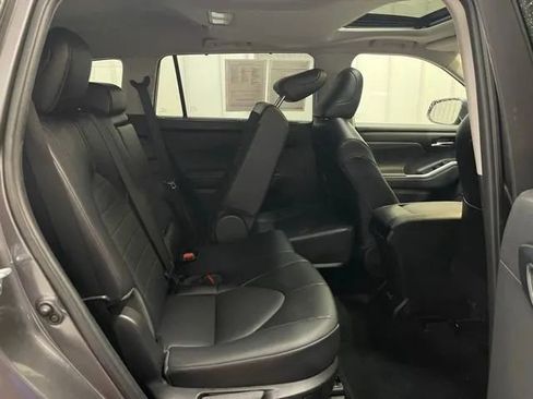 Used 2022 Toyota Highlander XLE image 13