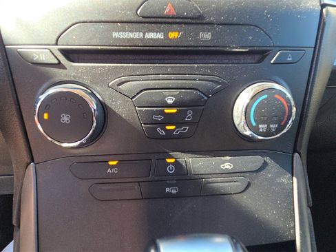 Used 2018 Ford Edge SE image 18