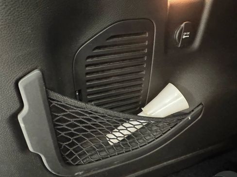 Used 2017 Jeep Renegade Latitude w/ Popular Equipment Group image 28