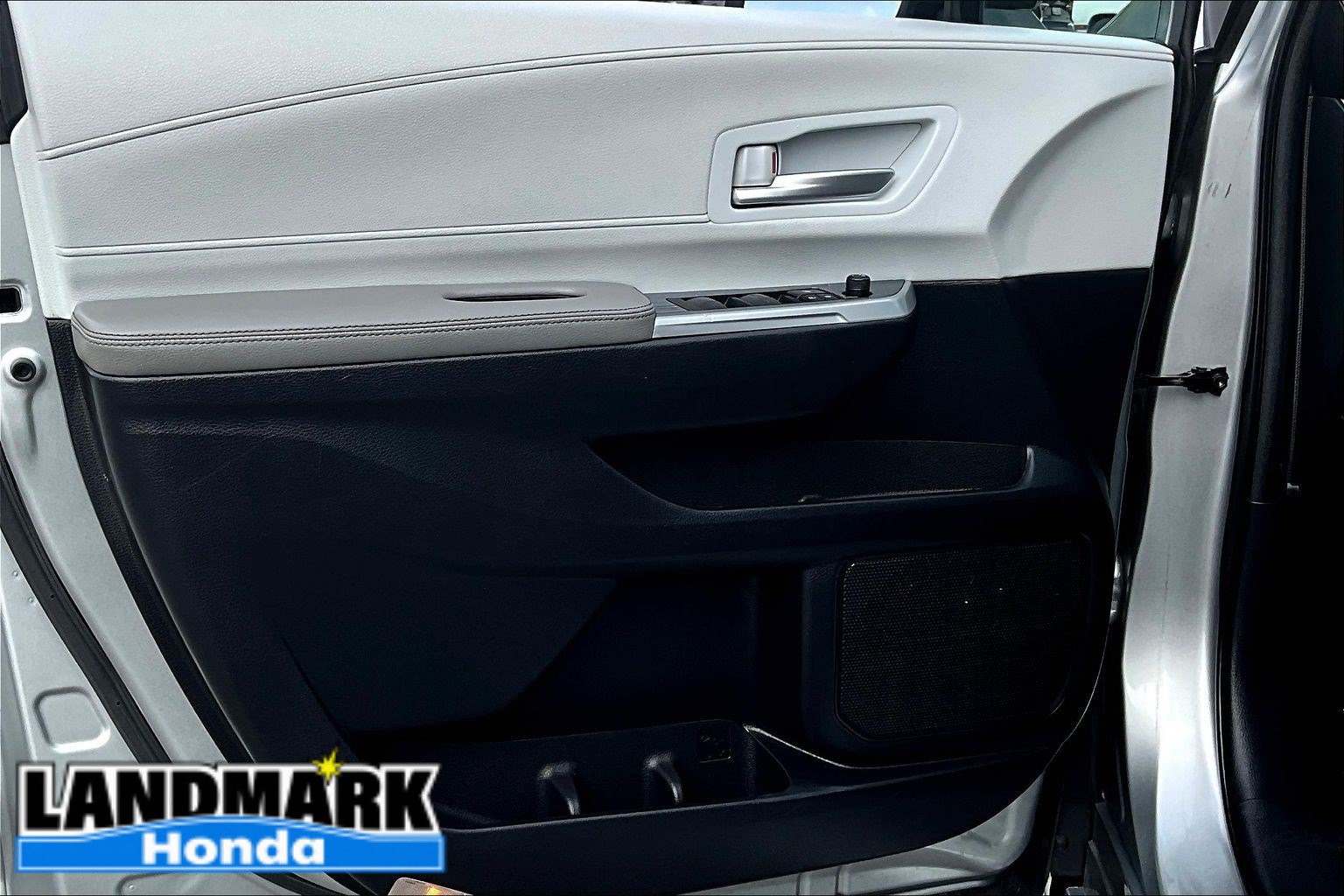 Used 2025 Toyota Sienna XLE FWD image 18