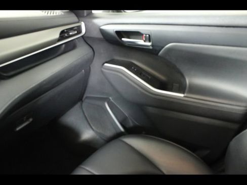 Used 2023 Toyota Highlander XLE AWD/4WD image 15