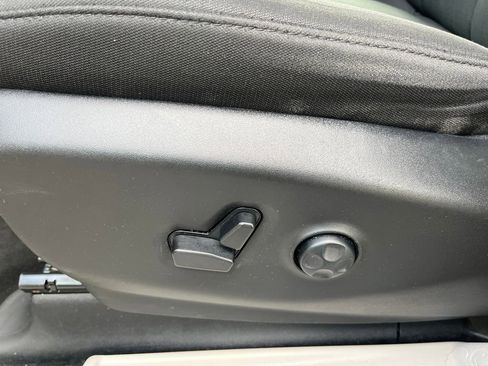 Used 2023 Chrysler Voyager LX image 16