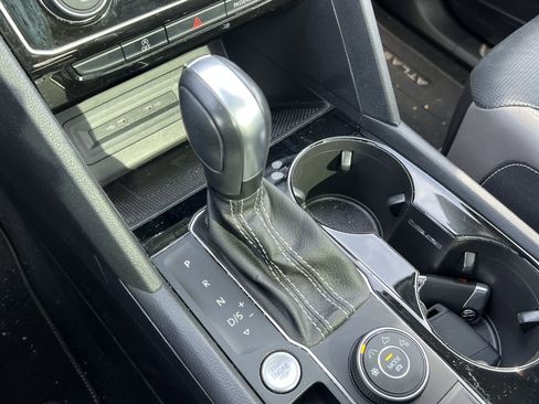 Used 2022 Volkswagen Atlas SEL Premium image 26